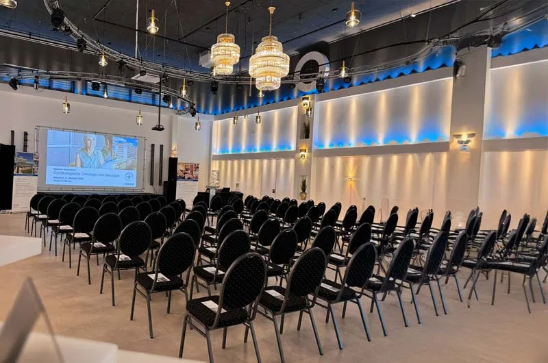 Tagungsbestuhlung mit Leinwand
