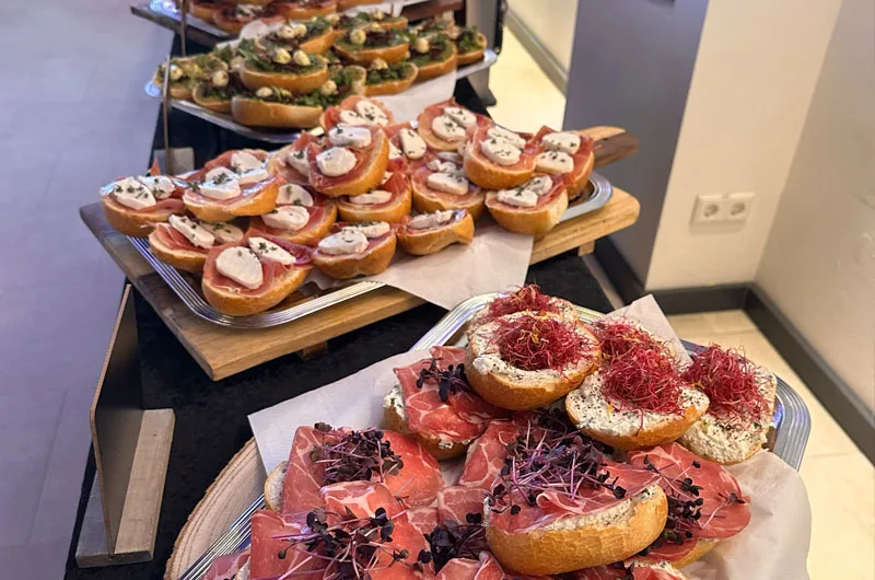 Fingerfood-Catering auf Holzplatten