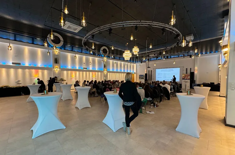 Eventsaal mit festlicher Bestuhlung